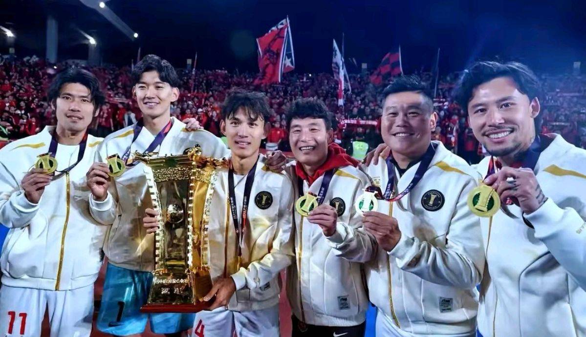 客场作战，球队连续击败榜首队伍，展示强大实力的简单介绍