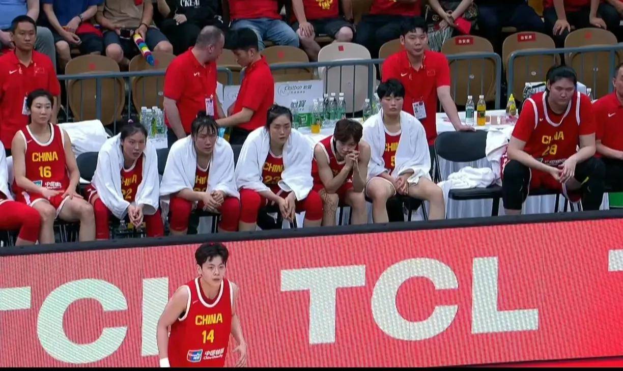 比赛中球队阵容轮番上场，展现出无穷潜力